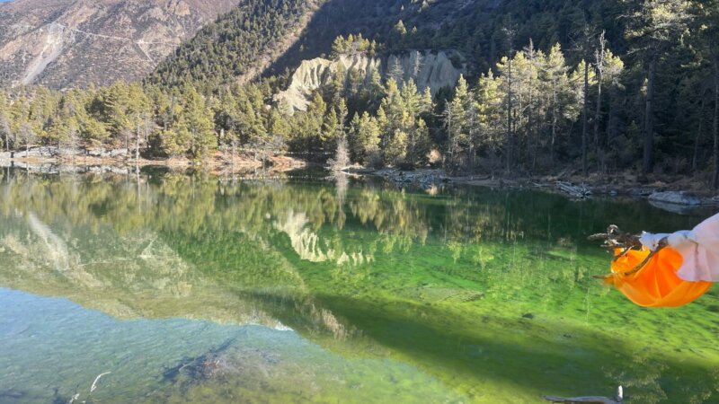 Lake in Annapurna Circuit