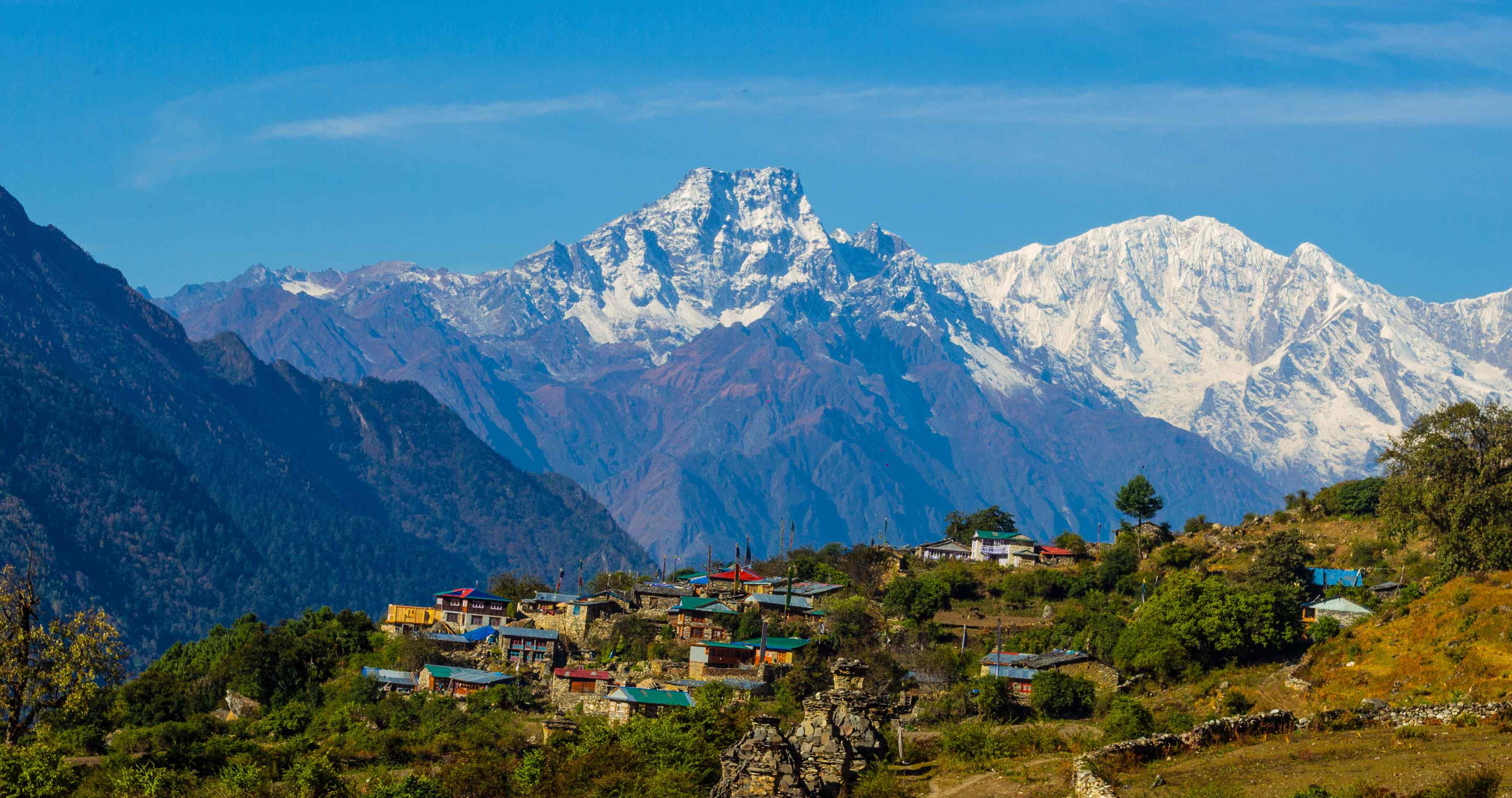Manaslu circuit and Tsum valley trek guide